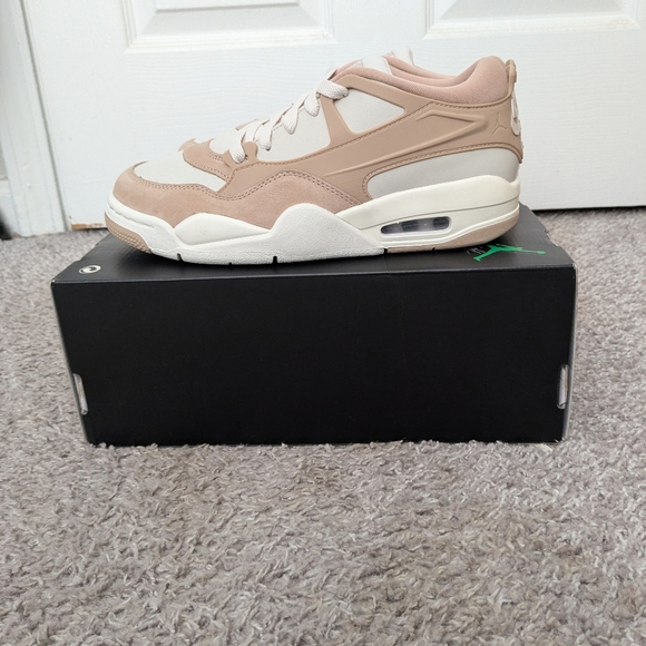 Nike - Picture 2 of 4